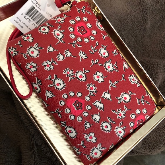 NWT Coach RARE gorgeous wild hearts wristlet!FIRM - Picture 2 of 5